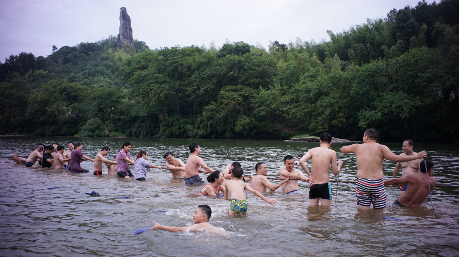 智多星團隊在水中進行拔河比賽